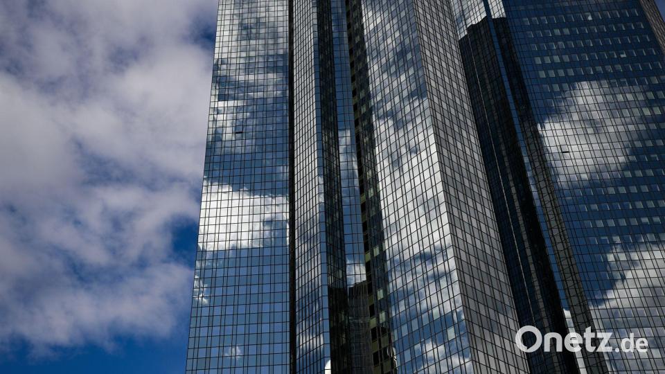 Ermittler durchsuchen Deutsche Bank in Frankfurt. (Archivbild) Bild: Arne Dedert/dpa