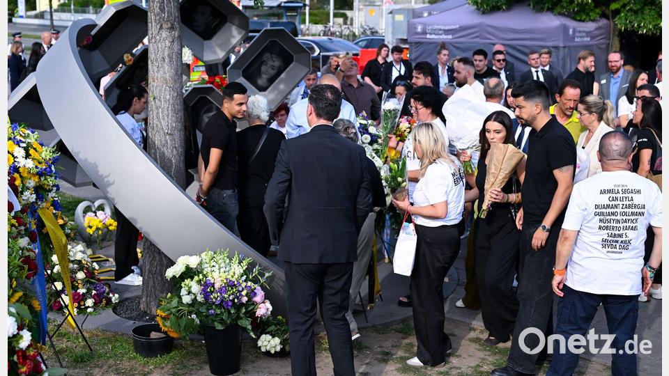 Kränze und Blumen erinnern an die Opfer des Attentats. Bild: Sven Hoppe/dpa