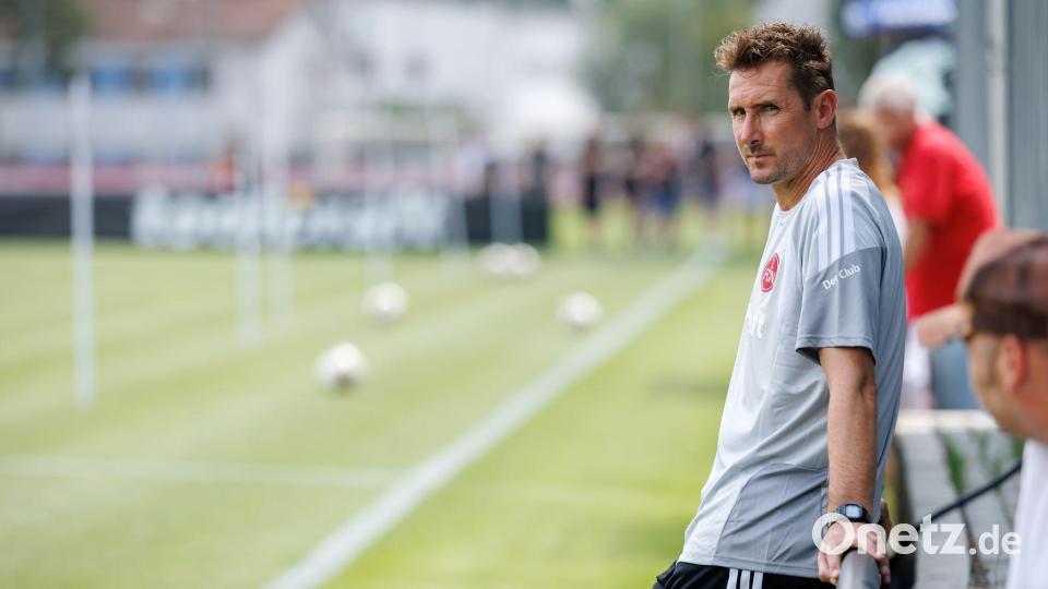 Miroslav Klose hat seine komplette Viererkette verloren. (Archivbild) Bild: Daniel Karmann/dpa