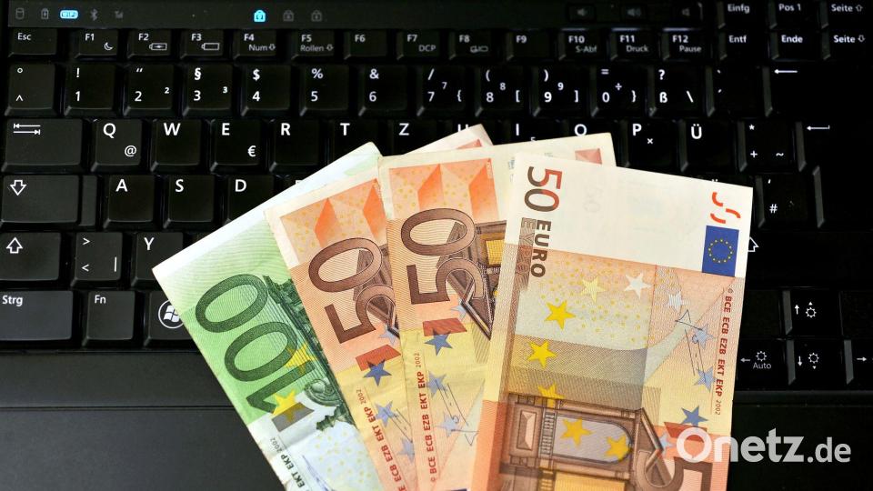 Mit den Jahren soll sich das Geld auf dem Anlagedepot anhäufen. (Symbolbild) Bild: Patrick Pleul/dpa-Zentralbild/dpa