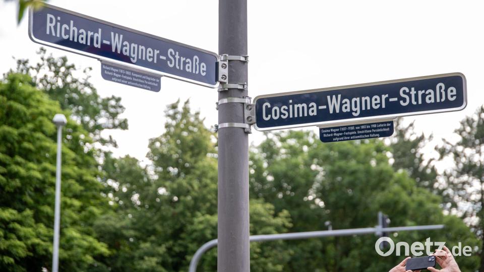 An den Straßen, die Richard und Cosima Wagner gewidmet sind, gibt es nun in Bayreuth Ergänzungsschilder wegen ihrer antisemitischen Haltung. Bild: Pia Bayer/dpa