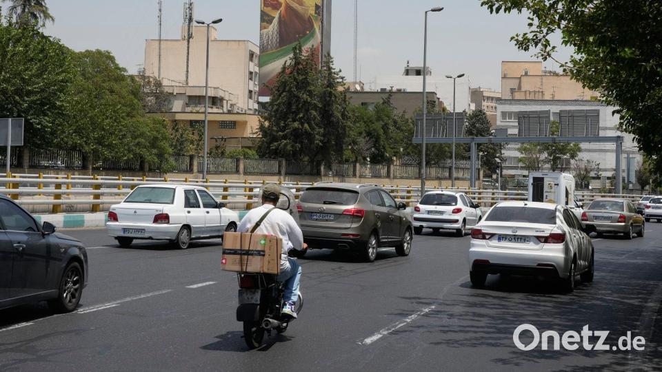 Fahrzeuge fahren in Teheran an einer Plakatwand vorbei, auf der die geballte Faust des verstorbenen iranischen Obersten Führers Ajatollah Ali Chamenei zu sehen ist. (Archivbild) Bild: Vahid Salemi/AP/dpa