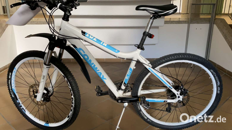Die Polizei stellte zudem ein weiß-blaues Mountainbike der Marke Conway sicher. Bild: Polizeiinspektion Weiden