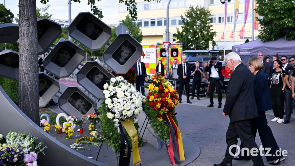 Auch Bundespräsident Steinmeier und seine Frau kamen zum Mahnmal. Bild: Sven Hoppe/dpa