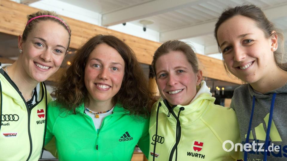 Maren Hammerschmidt (l) und Laura Dahlmeier (2.v.l.) waren viele Jahre zusammen im Biathlon unterwegs. (Archivbild) Bild: picture alliance / dpa