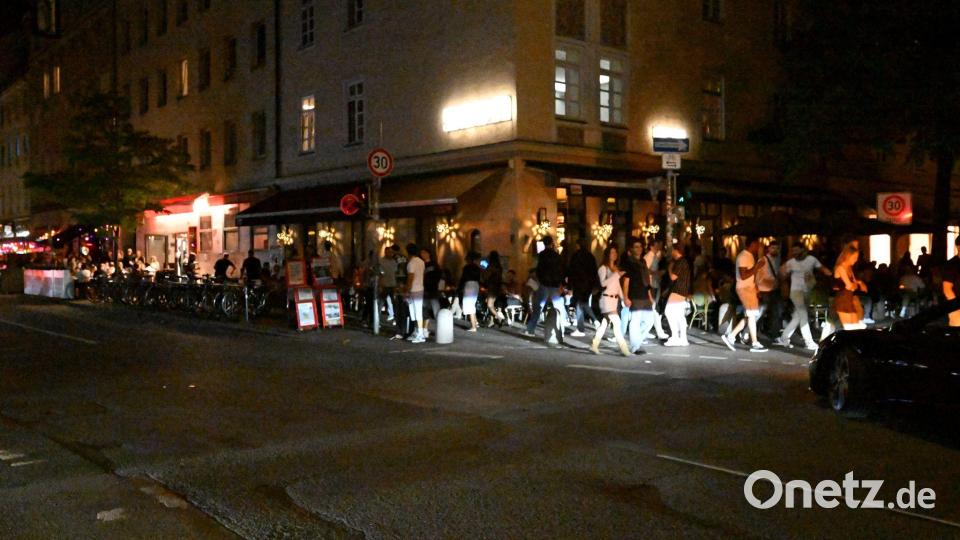 In der Gegend im Univiertel gibt es nachts oft Ansammlungen feiernder Menschen. Bild: Felix Hörhager/dpa