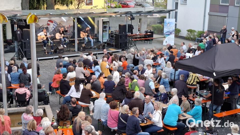 "Ge heast" mit Thorsten Horn, Markus Schwarzbauer und Robert Bauer (von links) begeisterten mit Austropop und Alpenrock das Serenadenpublikum auf der Altenstädter Rathauspiazza. Bild: Hans Prem