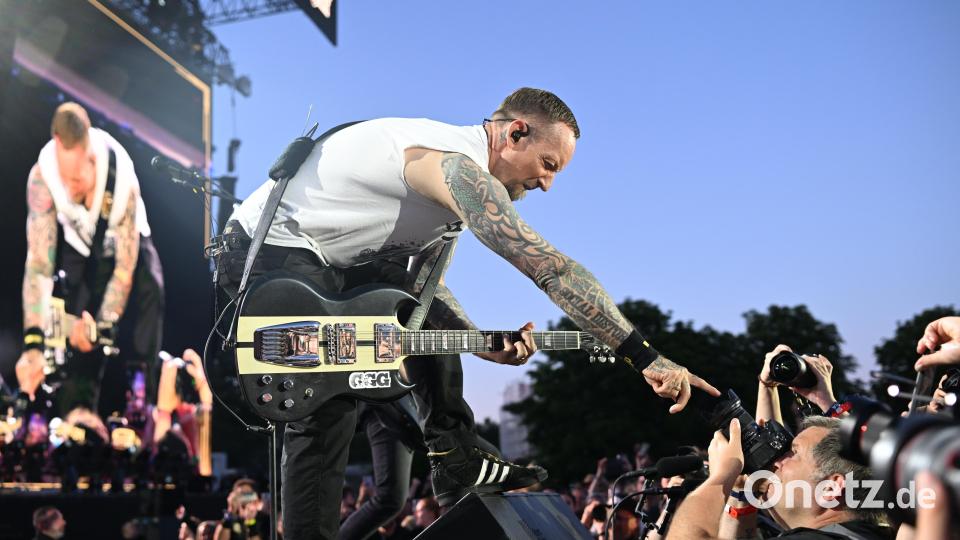 Volbeat-Sänger Michael Poulsen scherzt mit den Fotografen. Bild: Tobias Schwarzmeier