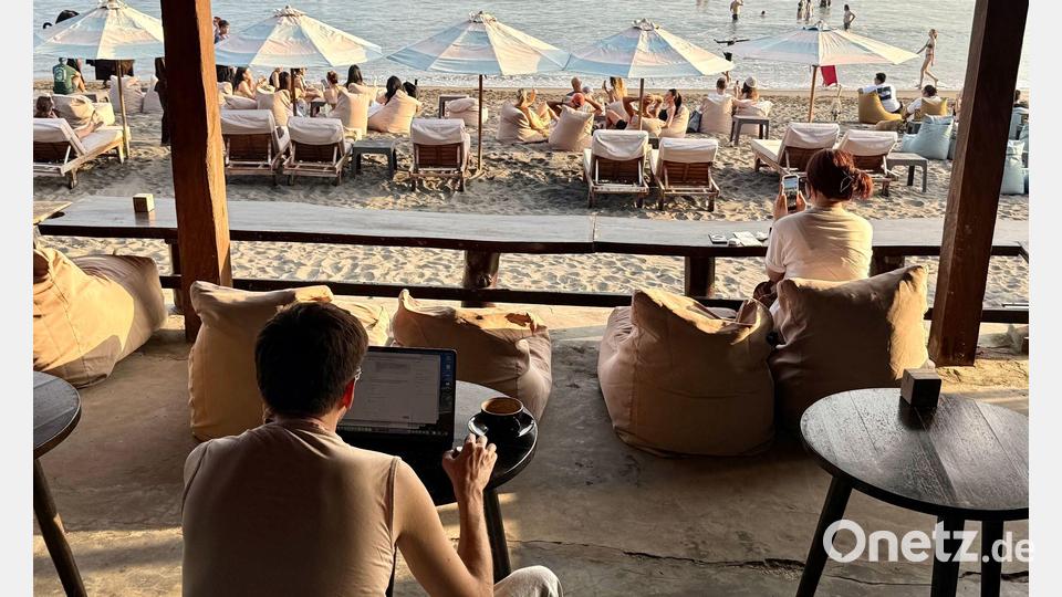 Tipps zu Stränden oder Tempeln, etwa auf Bali? Immer mehr KI-Reiseassistenten stehen bereit, um Touristen zu helfen. Bild: Carola Frentzen/dpa