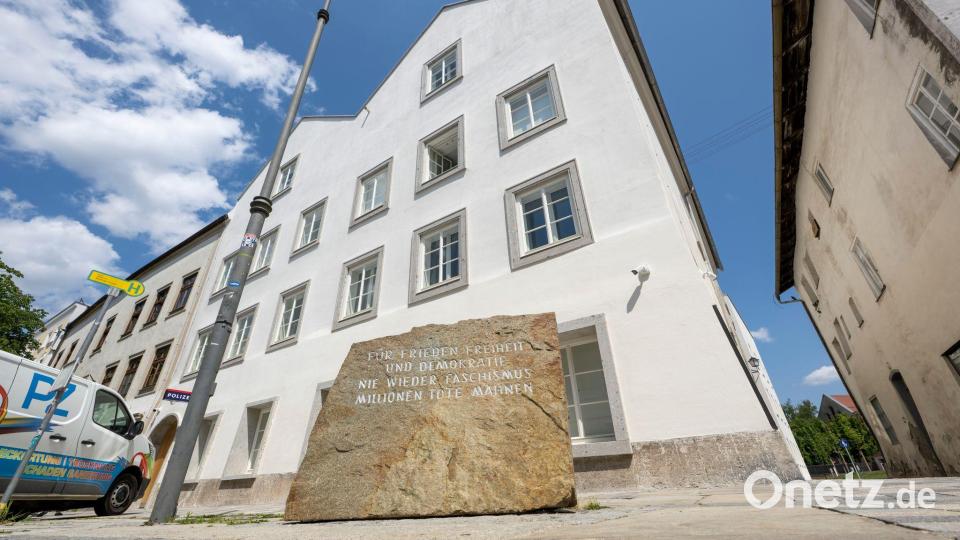 Der Umbau zur Polizeistation soll Hitlers Geburtshaus in Österreich für Neonazis unattraktiv machen. Bild: Peter Kneffel/dpa