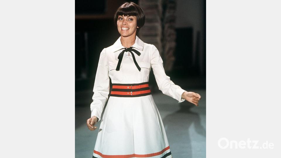 Seit über 60 Jahren steht Mireille Mathieu auf der Bühne. (Archivfoto) Bild: Reiss/dpa