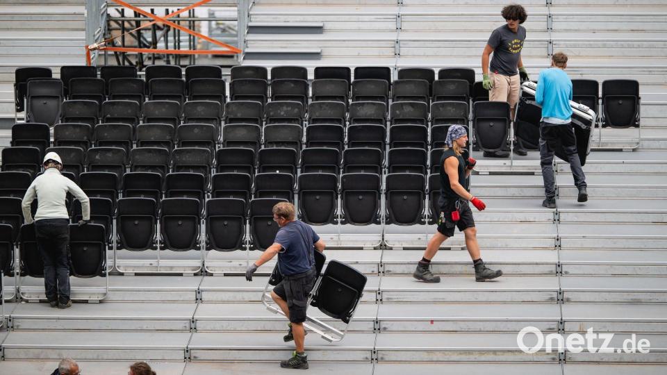 Auf dem Erfurter Domplatz wird das Bühnenbild für die DomStufen-Festspiele 2026 aufgebaut. Bild: Jacob Schröter/dpa