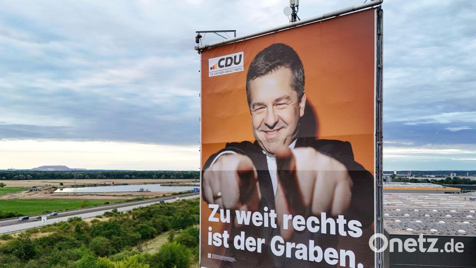 Ein 40 Meter hoher Werbeturm mit einem der größten Wahlplakate in Sachsen-Anhalt steht an der Bundesautobahn 2 (Aufnahme mit einer Drohne). (Archivbild) Bild: Peter Gercke/dpa