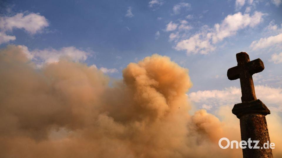 Wegen der Waldbrände in Spanien ist Rauch zu sehen. Bild: Manu Fernandez/AP/dpa