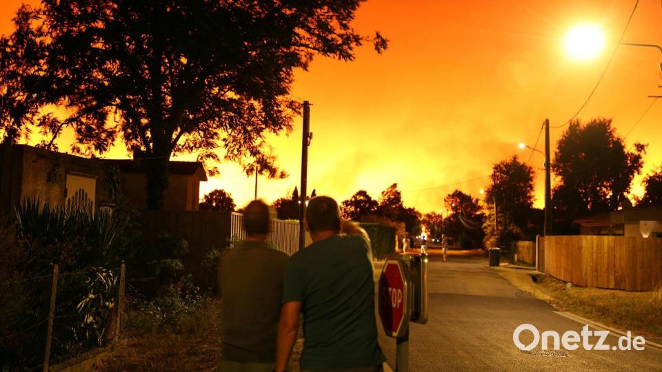 Der massive Waldbrand trifft die Region mitten in der Hochsaison. Bild: Romain Perrocheau/AFP/dpa
