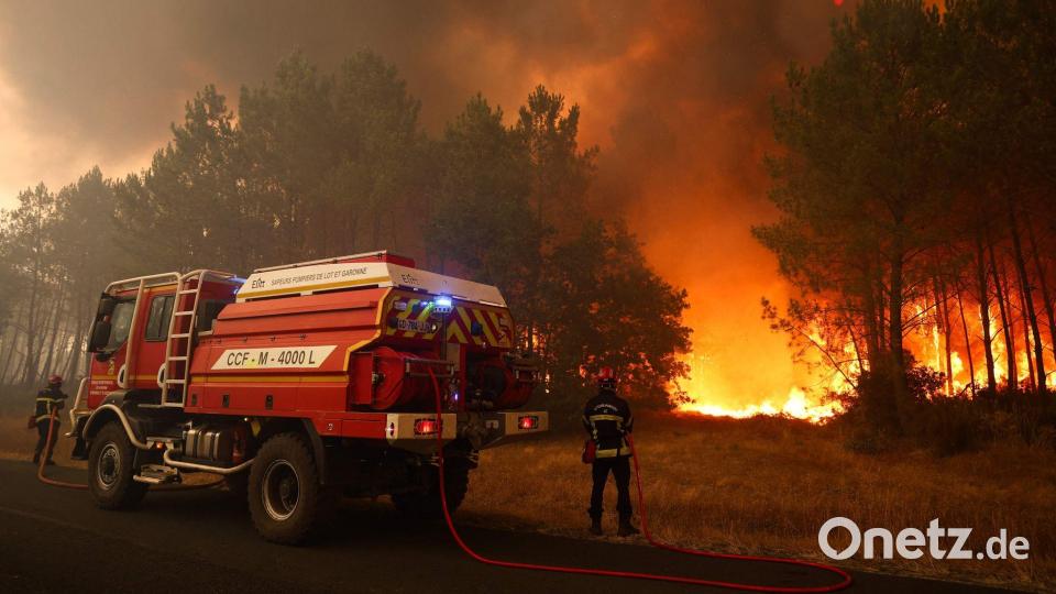 Tausende Touristen müssen wegen der Waldbrände bei Bordeaux ihre Quartiere räumen. Bild: Romain Perrocheau/AFP/dpa