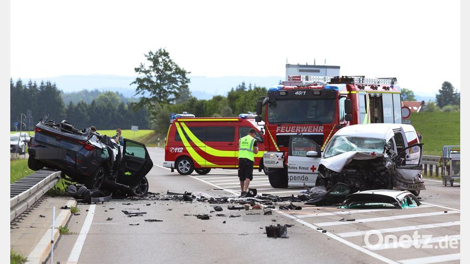 Die B12 wurde nach dem Zusammenstoß zunächst gesperrt. Bild: Karl-Josef Hildenbrand/dpa
