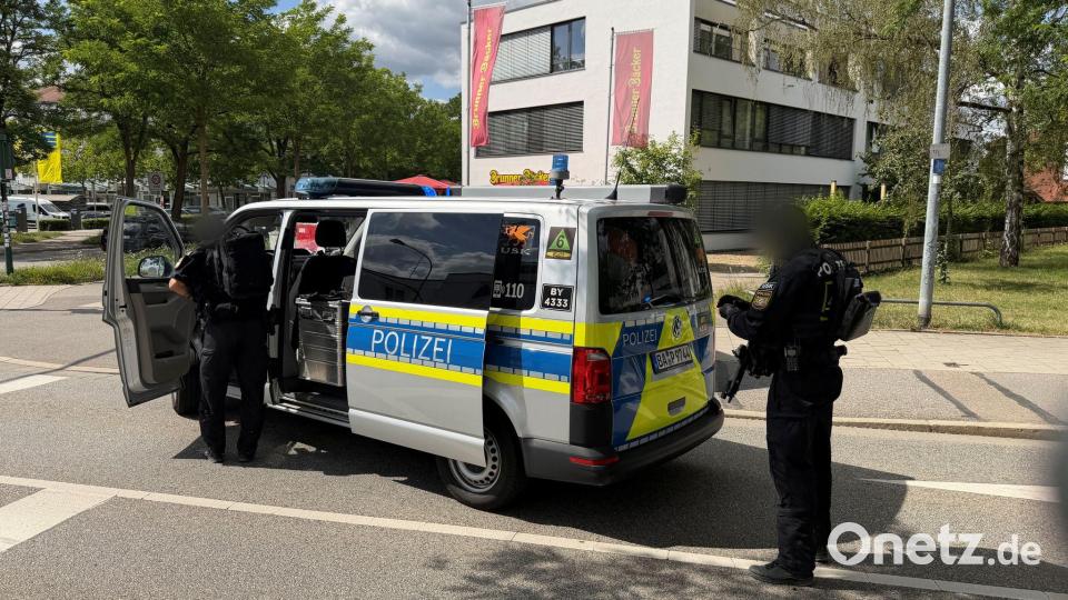 Polizisten sind im Einsatz. Bei einer Geiselnahme in einer Bankfiliale in Regensburg ist laut Polizei ein Mensch lebensbedrohlich verletzt worden. Der mutmaßlich männliche Täter sei wohl mit einem Messer bewaffnet, sagte eine Polizeisprecherin der Deutschen Presse-Agentur. Bild: André Baumgarten/Mittelbayerische Zeitung/dpa