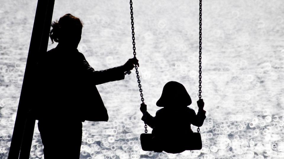 Das Armutsrisiko von Alleinerziehenden und ihren Kindern ist laut Statistik mehr als doppelt so hoch, wie bei Familien mit beiden Elternteilen. (Symbolbild) Bild: Christian Charisius/dpa