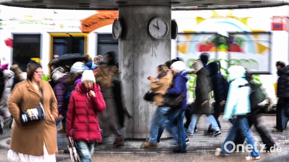 Viele Menschen brauchen soziale Leistungen, die Sozialleistungsquote steigt. (Symbolbild) Bild: Britta Pedersen/dpa