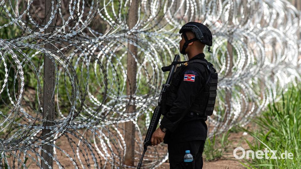 Manche Abschnitte an der Grenze hat Thailand mit Stacheldraht gesichert. Bild: Peerapon Boonyakiat/SOPA Images via ZUMA Press Wire/dpa