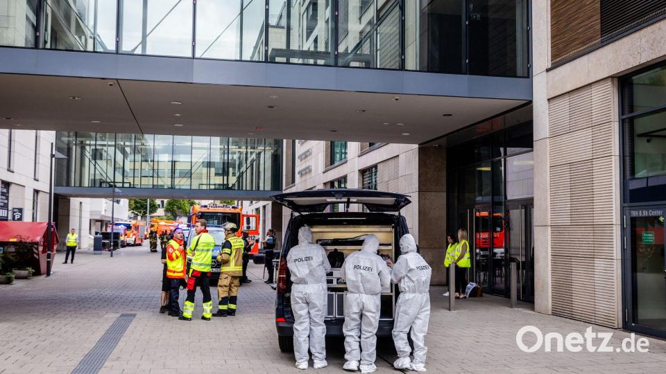 Das Einkaufszentrum wurde zwischenzeitlich abgesperrt. Bild: Christoph Schmidt/dpa