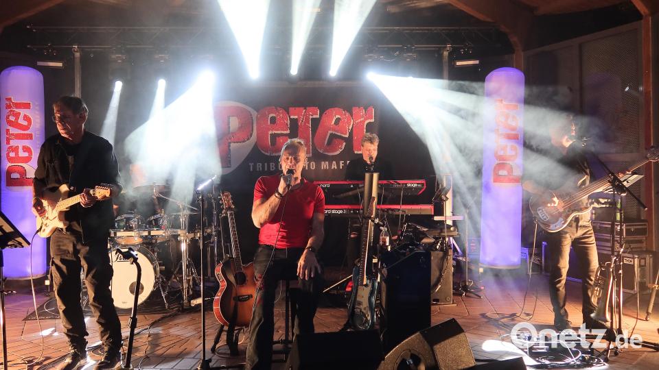 Die Band "Peter – Peter Maffay Tribute" feierte am Mittwochabend im Max-Reger-Park einen riesigen Erfolg. Bild: Helmut Kunz