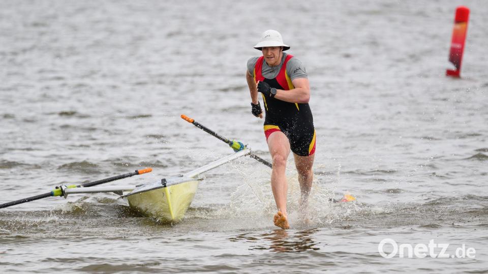 Finals 2026: Franz Werner läuft bei der Coastal-Rowing-DM ins Ziel Bild: Robert Michael/dpa