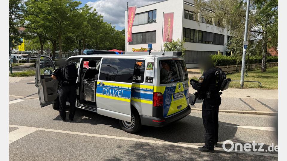 Laut Polizei wurde ein Mensch lebensbedrohlich verletzt. Bild: André Baumgarten/Mittelbayerische Zeitung/dpa