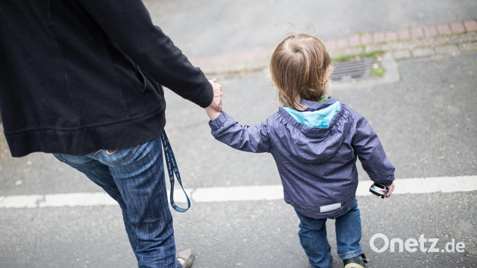 Laut der neuen Statistik lebten 2025 insgesamt rund 2,36 Millionen Kinder unter 18 Jahren mit nur einem Elternteil zusammen. (Symbolbild) Bild: Marcel Kusch/dpa