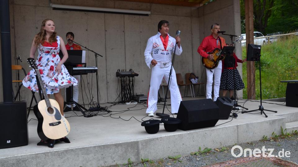 Mit dem „King of Rock´n Roll“ lebte Elvis durch Arnold Wurm im Generationenpark Moosbach wieder auf und begeisterte das Publikum. Bild: Peter Garreiss