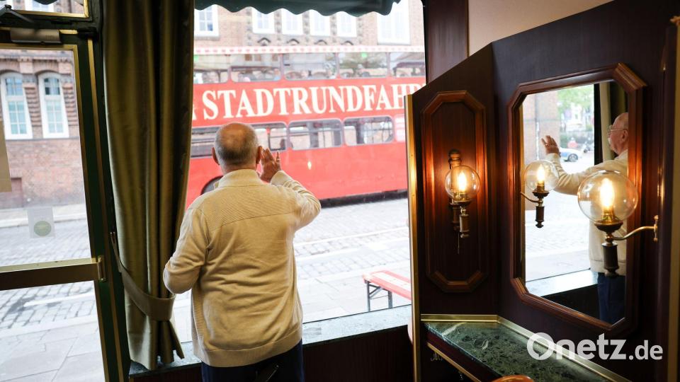 Für Franz Stenzel ein festes Ritual: Touristen auf Stadtrundfahrt zuzuwinken. Bild: Christian Charisius/dpa