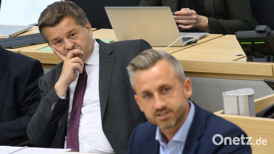 Reden? Kooperieren? CDU-Spitzenkandidat und Ministerpräsident Sven Schulze blickt auf seinen AfD-Herausforderer Ulrich Siegmund. (Archivbild) Bild: Klaus-Dietmar Gabbert/dpa