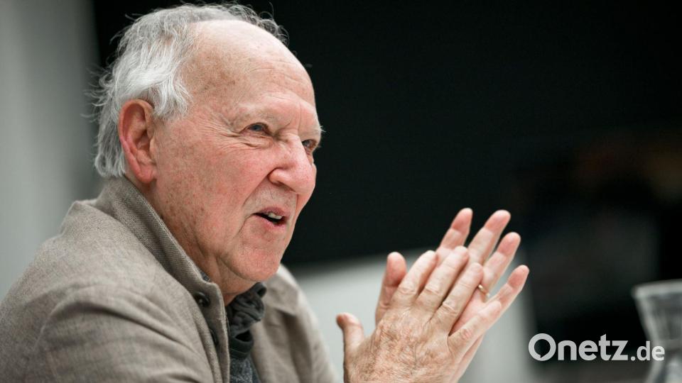 Der Regisseur Werner Herzog gestikuliert bei einem dpa-Interview. Er bekommt einen Preis beim "Film Festival Cologne". (zu dpa: «Robert Pattinson und Werner Herzog in Venedig») Bild: Henning Kaiser