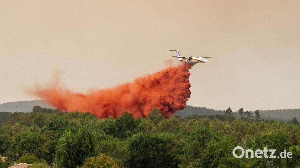 Ein Löschflugzeug wirft bei der Bekämpfung von Waldbränden in der Region Lège-Cap-Ferret im Westen Frankreichs Brandhemmnis ab. Bild: Caroline Blumberg/AP/dpa