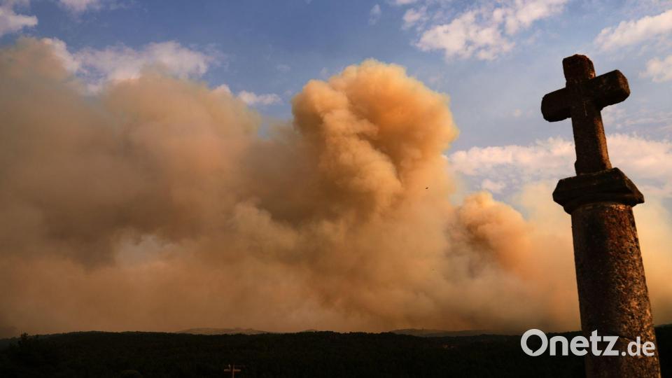 Über dem Horizont steigt Rauch auf, während sich ein Waldbrand in der Nähe von Condemios de Arriba in der spanischen Provinz Guadalajara weiter ausbreitet. Bild: Manu Fernandez/AP/dpa