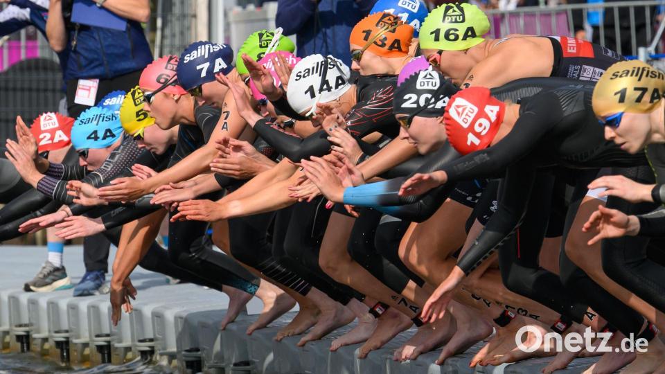 Triathlon, Mixed-Staffel: Deutsche Meisterschaft, Die Finals 2026, Steinhuder Meer. Athletinnen starten zum Schwimmwettbewerb. Bild: Robert Michael/dpa
