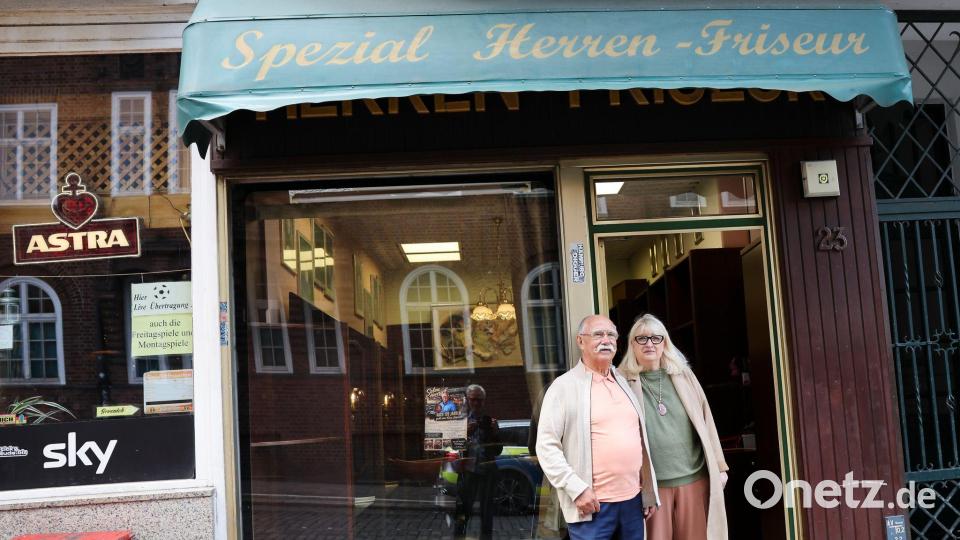 Franz Stenzel und Ute Bickeleit stehen vor dem „Spezial Herren-Friseur“. Schon 1906 gab es in der Davidstraße 23 einen Friseursalon. Bild: Christian Charisius/dpa