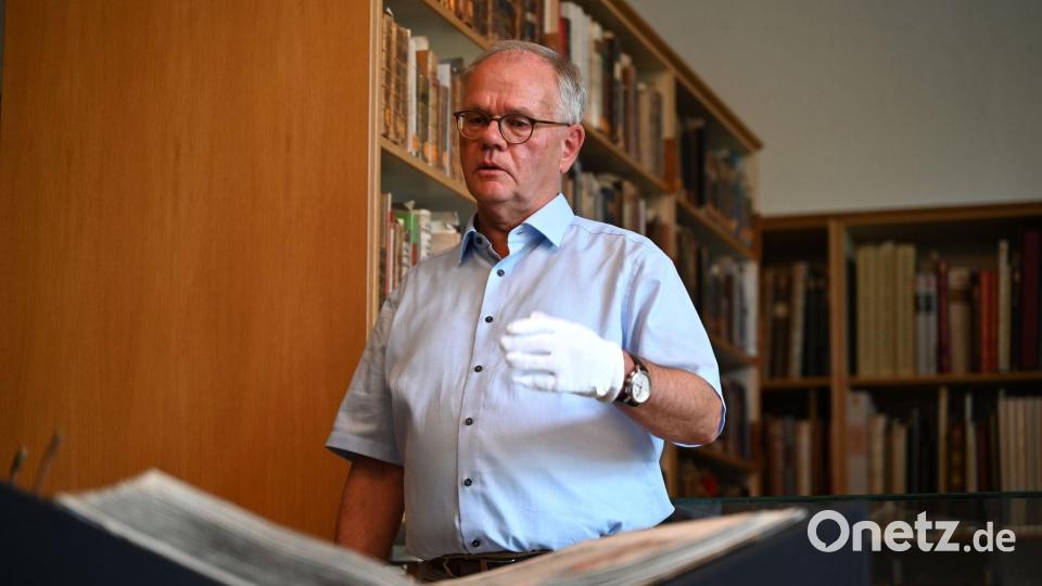 Bibliotheksleiter Helmut Hilz stellt das millionste Buch vor. Bild: Florian Diettrich/dpa