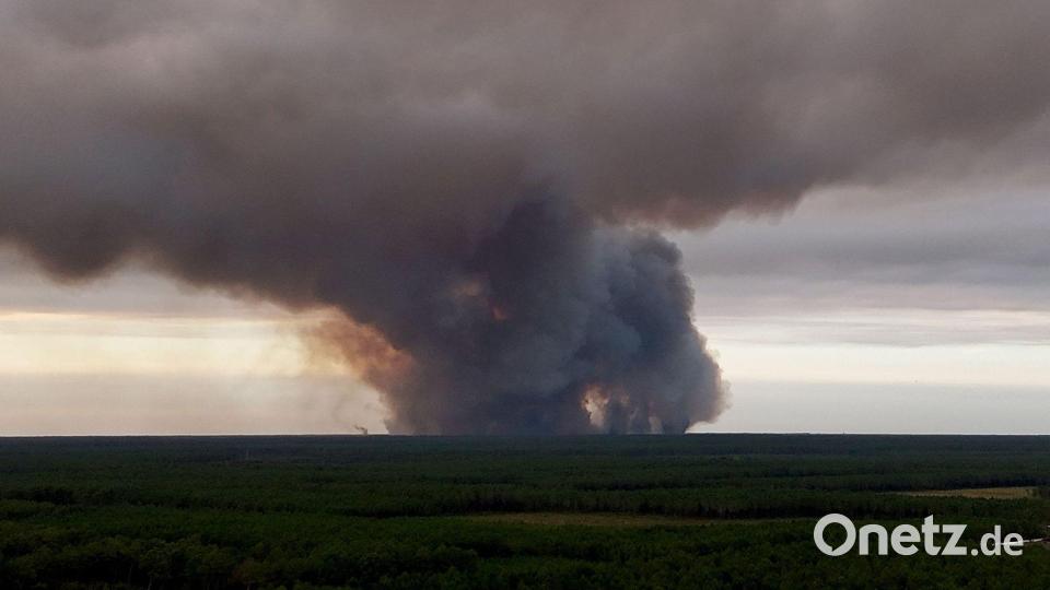 Riesige Rauchschwaden des Brandes in der Küstenregion waren auch von Bordeaux aus zu sehen. Bild: Romain Perrocheau/AFP/dpa