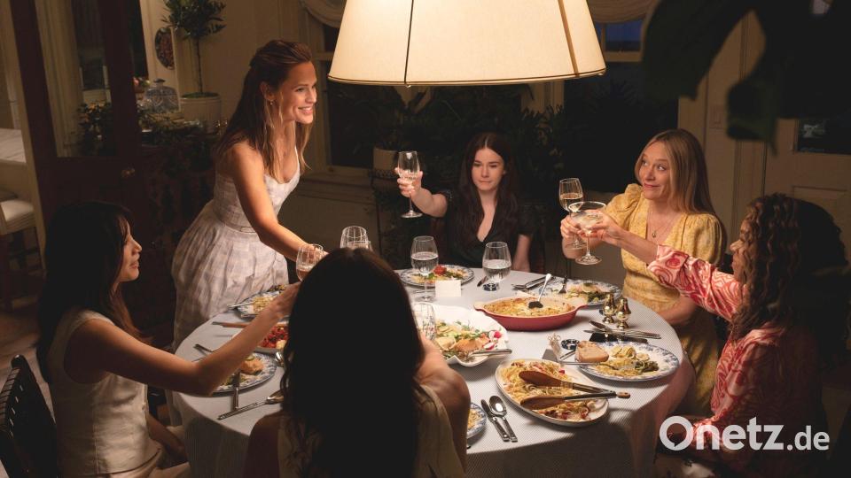 Links nach rechts: Gemma Chan als Gigi, Jennifer Garner als Hollis, Harlow Jane als Caroline, Chloë Sevigny als Tatum und Regina Hall als Dru-Ann in einer Szene aus „The Five-Star Weekend“. Die achtteilige TV-Serie ist ab 25. Juli bei Sky zu sehen. Bild: Adam Rose/Peacock/Universal/dpa