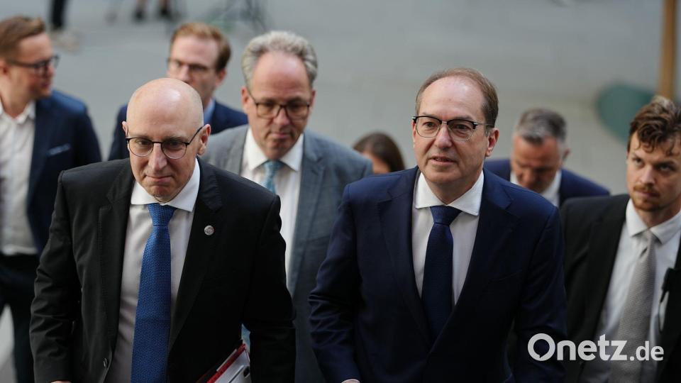 Verfassungsschutz-Chef Selen und Innenminister Dobrindt: Der Verfassungsschutz setzt inzwischen mehr Personal ein, um neben Extremisten auch Agenten fremder Mächte - insbesondere Russlands - im Blick zu behalten. (Archivfoto) Bild: Kay Nietfeld/dpa