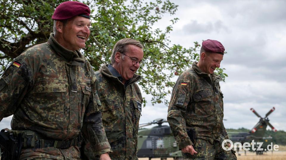 Pistorius besucht Heeresflieger in Niederstetten Bild: Hannes P. Albert/dpa