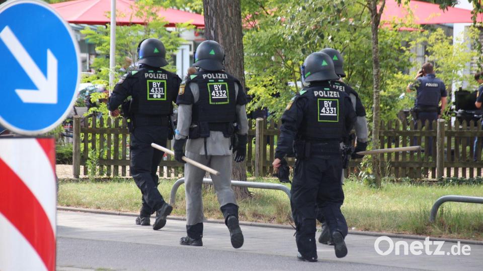 Laut Polizei soll der mutmaßlich männliche Täter mit einem Messer bewaffnet sein. Bild: Moller-Schuh/Vifogra MEDIA/dpa