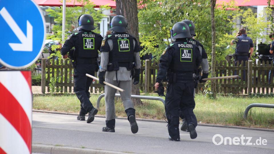 Polizisten sind in Regensburg im Einsatz. Bild: Moller-Schuh/Vifogra MEDIA/dpa