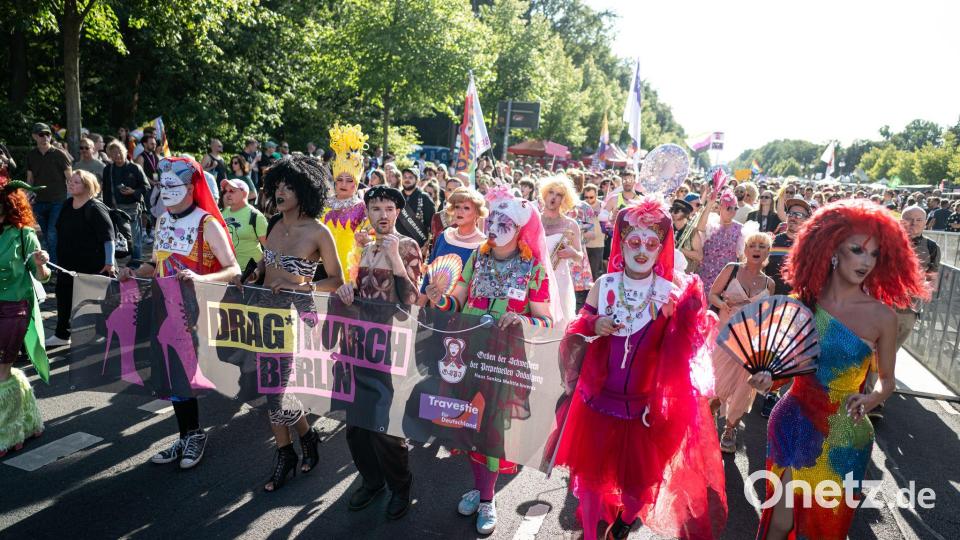 Zum ersten Mal gab es beim Berliner Christopher Street Day in Berlin einen Drag March. Bild: Fabian Sommer/dpa