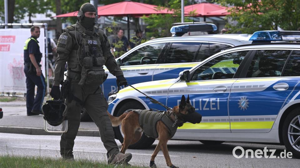 Die Polizei suchte nach der Festnahme das Gebäude ab. Bild: Jason Tschepljakow/dpa