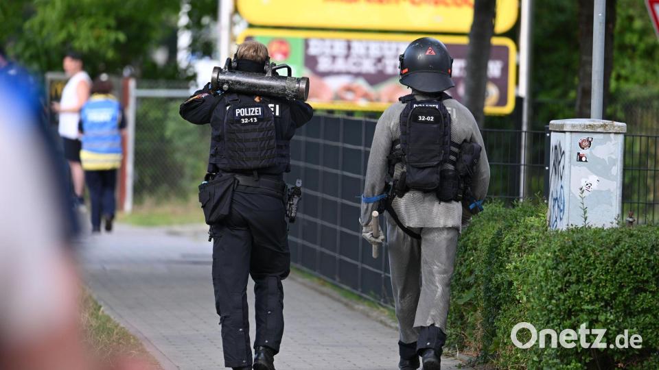 Manche Einsatzkräfte waren mit spezieller Schutzkleidung ausgerüstet. Bild: Armin Weigel/dpa