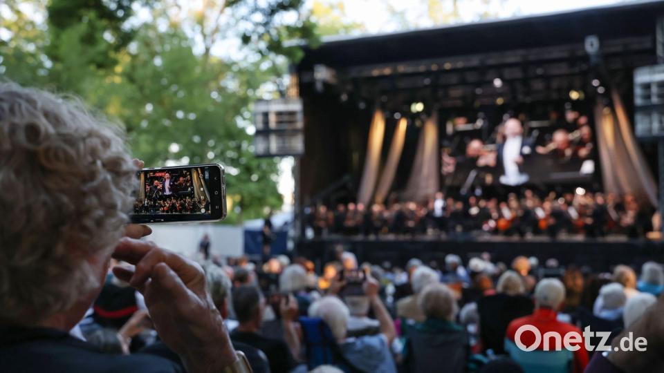 Das Open-Air-Konzert gehört inzwischen zur Festspiel-Tradition. Bild: Daniel Löb/dpa