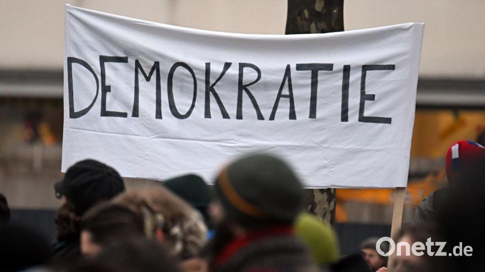Zwei von drei Befragten sorgen sich um die Demokratie. (Symbolbild) Bild: Federico Gambarini/dpa